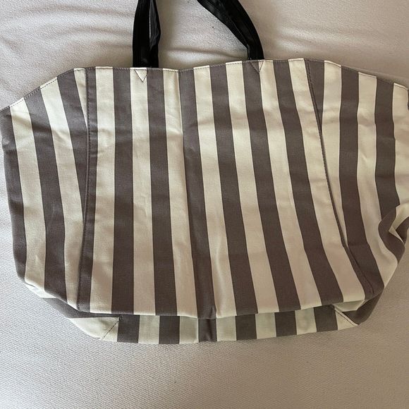NWT Victoria's Secret Gray Striped Travel Beach Tote Bag 15 Inch - Picture 2 of 7